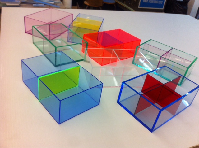 Boîtes colorées avec séparations